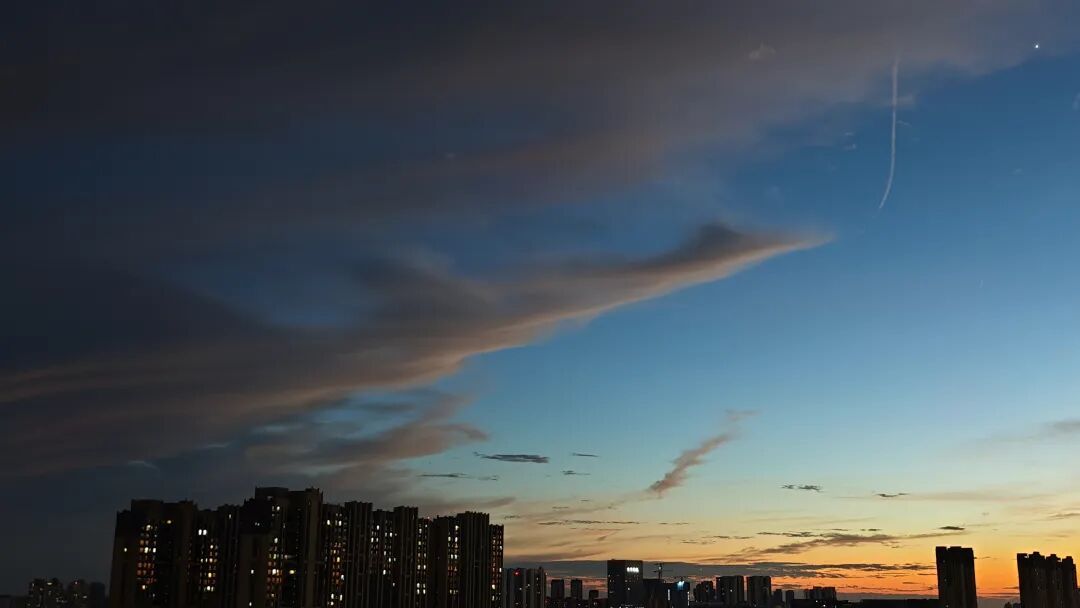 今天,武汉上空突现“凤凰”!有人拍到了 今天,武汉上空突现“凤凰”!有人拍到了