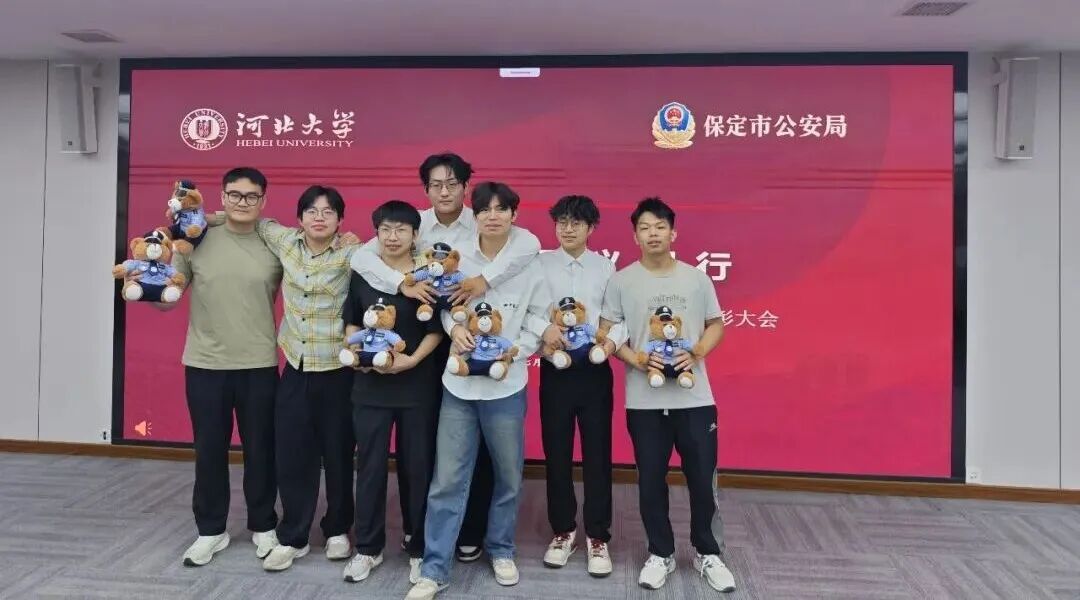 干得漂亮！路遇民警抓贼，河北大学7名学生出手相助