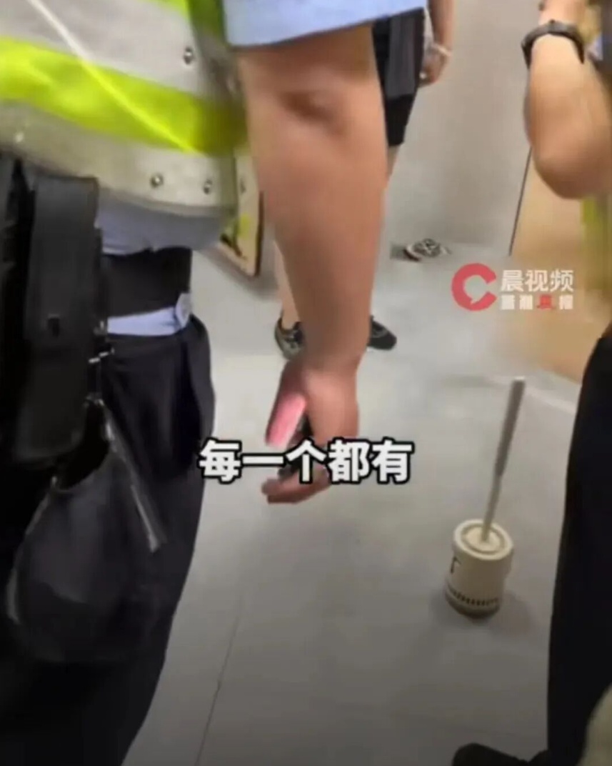 偷拍摄像头藏于女厕马桶刷底座,当事人通过手机闪光灯发现!成都警方通报 偷拍摄像头藏于女厕马桶刷底座,当事人通过手机闪光灯发现!成都警方通报