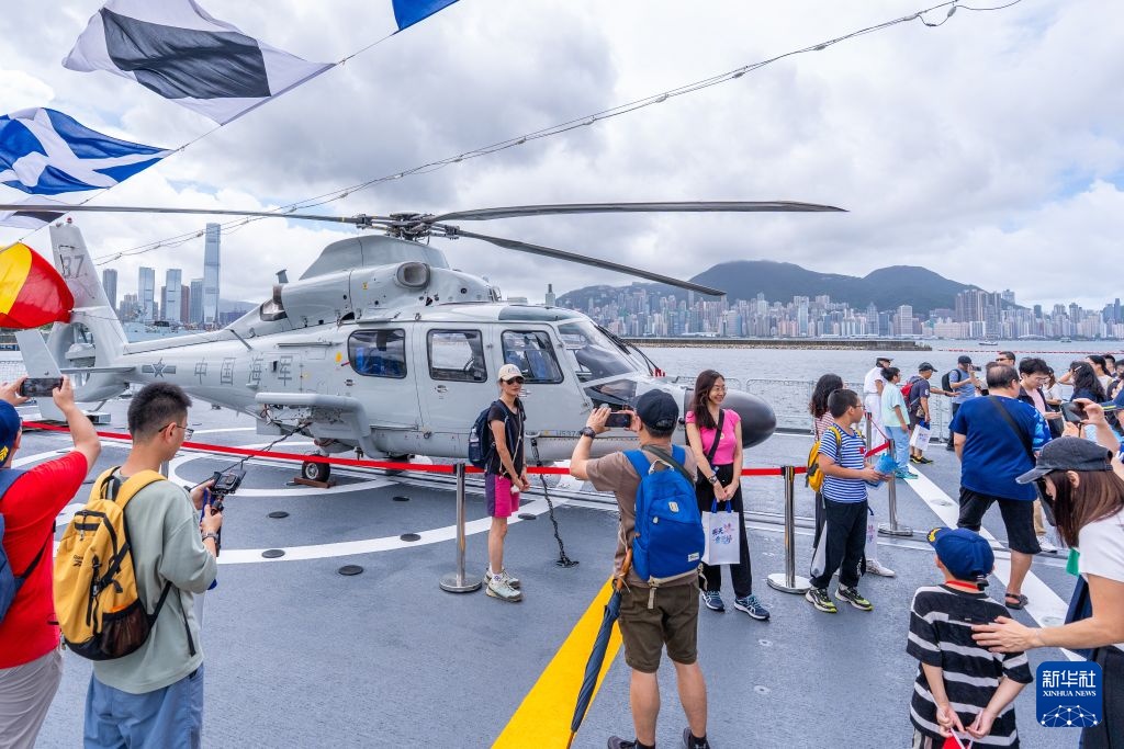 海军舰艇编队向港澳民众开放