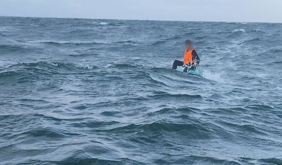 广东一男子台风天独自出海,风浪骤起船只倾覆,在海上漂流3个小时,手机也掉海里…… 广东一男子台风天独自出海,风浪骤起船只倾覆,在海上漂流3个小时,手机也掉海里……