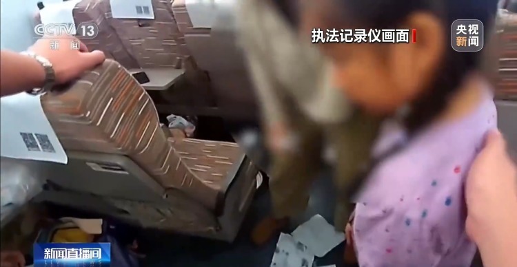 暑运旅客突发意外 铁路工作人员紧急施救 暑运旅客突发意外 铁路工作人员紧急施救