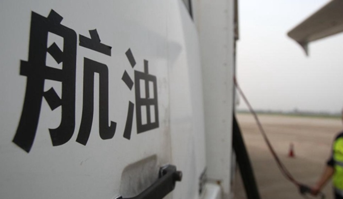今天起坐飞机更便宜 国内航线燃油附加费大幅下调，最高省50元