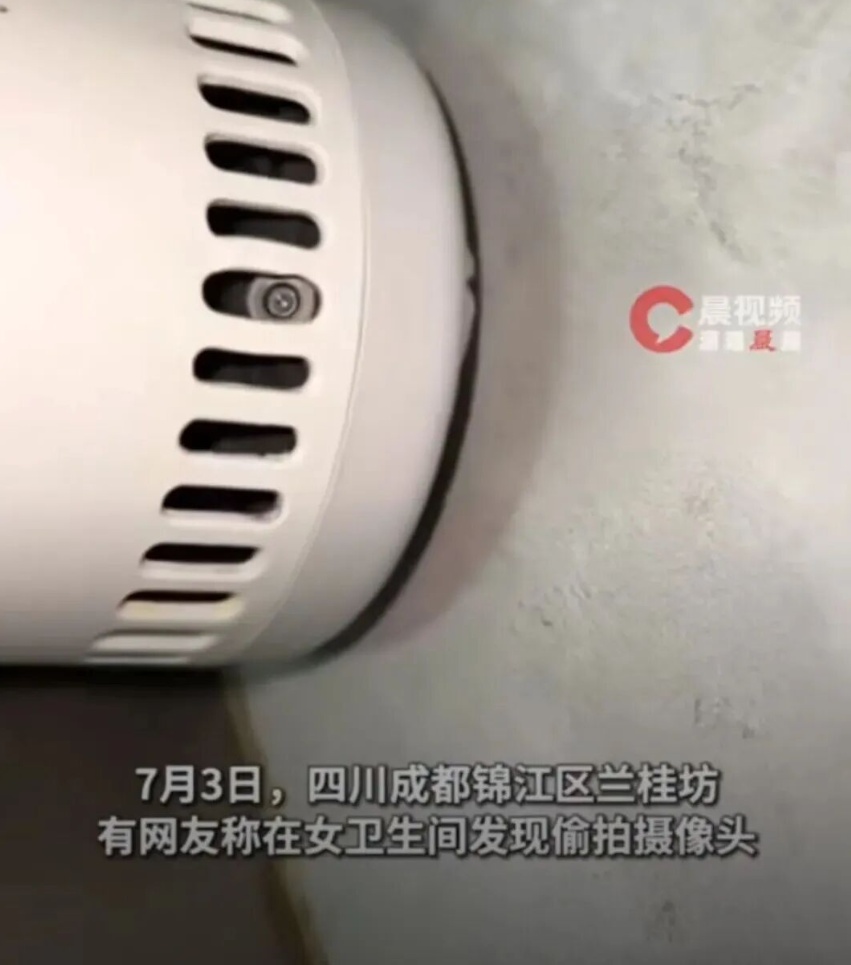 1男1女在公共卫生间偷藏摄像头，正对马桶！当地警方通报