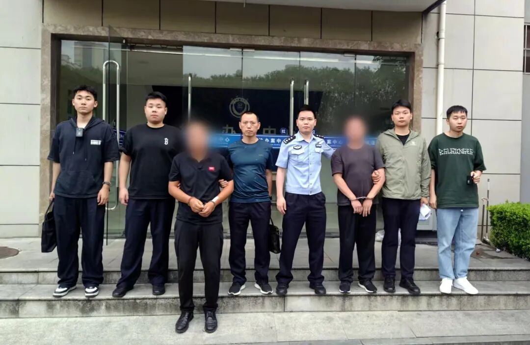 街头抓捕!警方拦截现金25.7万元 320g黄金 街头抓捕!警方拦截现金25.7万元 320g黄金
