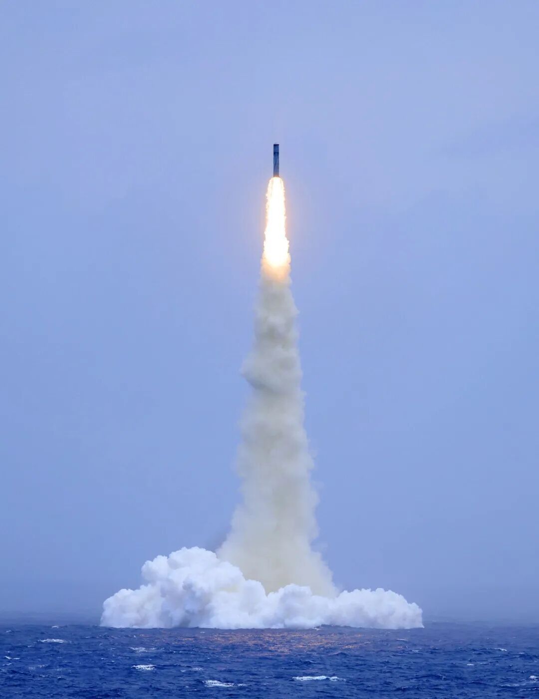 蛟龙出海、利剑破空！潜射战略导弹升空画面公布