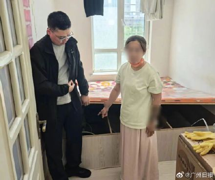 保洁阿姨偷走雇主黄金带全家逃跑，途中熔成“金坨”后打成两个金手镯
