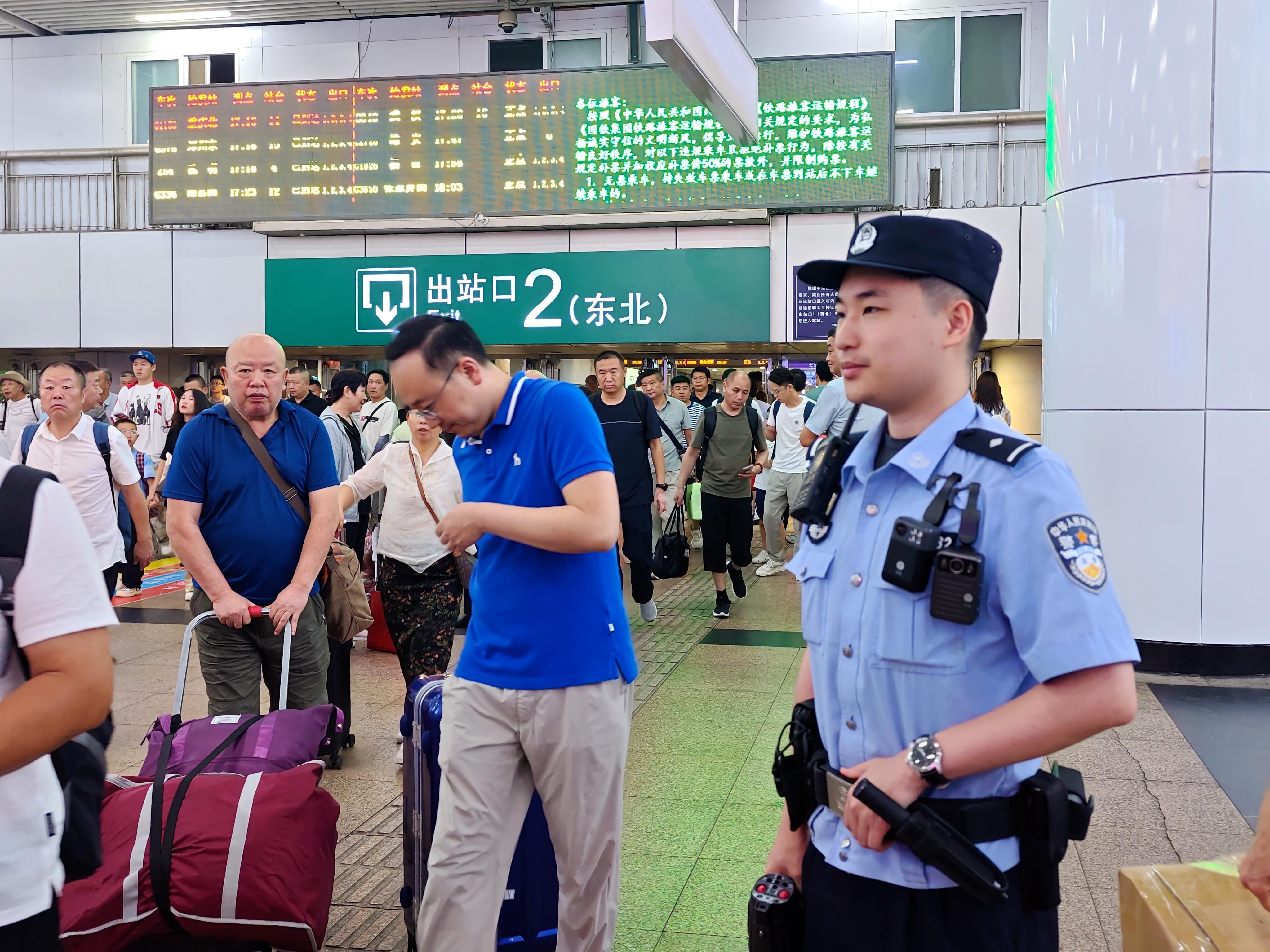 暑运大幕拉开,北京公交警方“警力跟着客流走” 暑运大幕拉开,北京公交警方“警力跟着客流走”