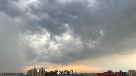 北京空中出现巨幕雨幡 北京空中出现巨幕雨幡