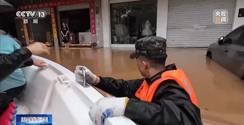 广西防城港受灾严重 武警官兵全力开展抢险救援工作