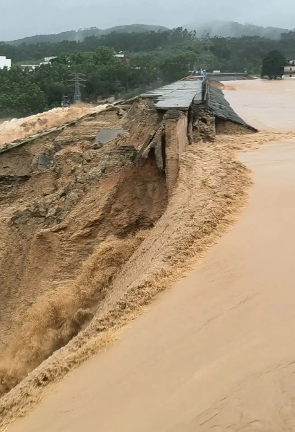 广西一地4个水库发生险情,危及下游众多群众!当地紧急开展抢险救援、群众转移工作→ 广西一地4个水库发生险情,危及下游众多群众!当地紧急开展抢险救援、群众转移工作→