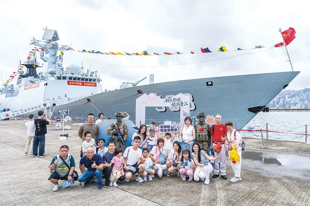 香港市民参观海军舰艇:“祖国的臂膀护住了我们” 香港市民参观海军舰艇:“祖国的臂膀护住了我们”