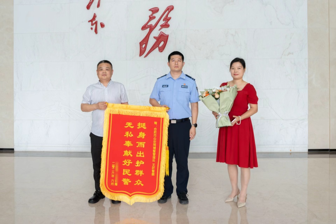 辅警王昕,雨中救人的样子真帅 辅警王昕,雨中救人的样子真帅