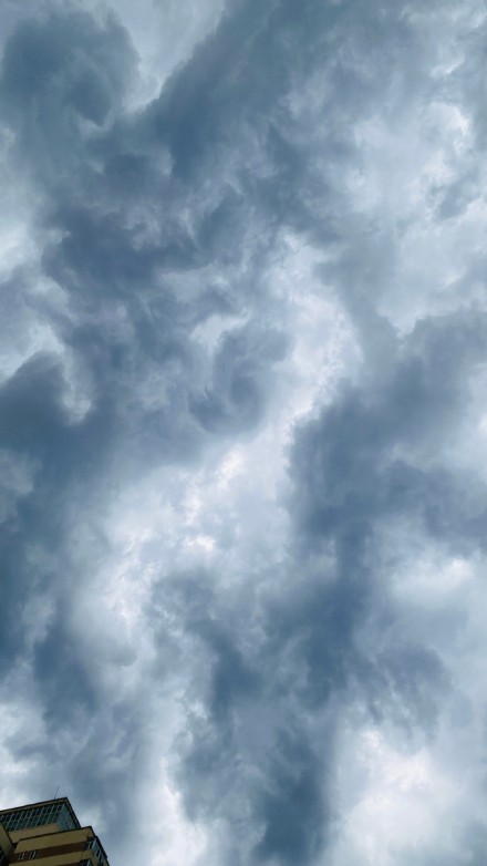 北京空中出现巨幕雨幡 北京空中出现巨幕雨幡
