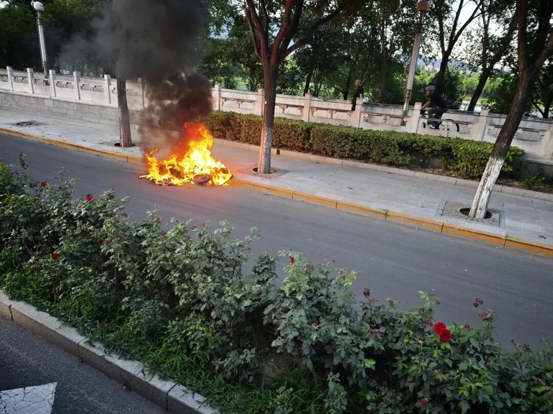 电动自行车行驶中突发自燃 门头沟消防快速处置 警惕电动自行车火灾风险
