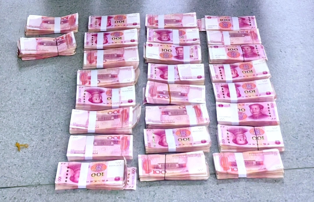 街头抓捕!警方拦截现金25.7万元 320g黄金 街头抓捕!警方拦截现金25.7万元 320g黄金