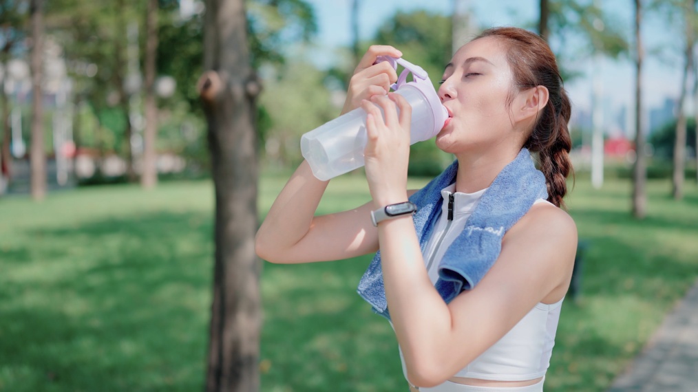 夏季出汗多的人注意了,补水不是多喝这么简单 夏季出汗多的人注意了,补水不是多喝这么简单