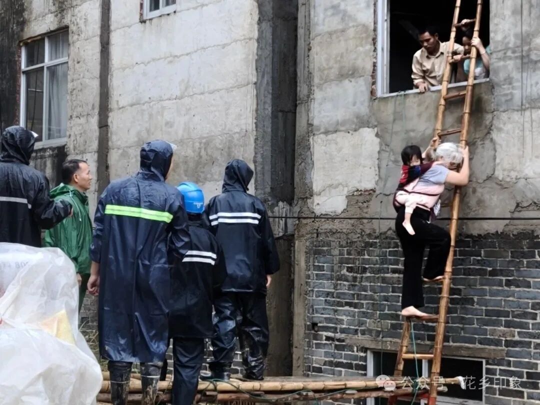 南宁警备区火速集结民兵，奔赴横州抢险救援