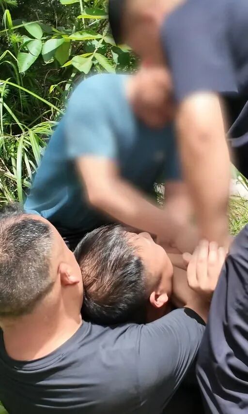 他在市场里摁倒毒贩，却不敢看一眼女儿的眼睛……