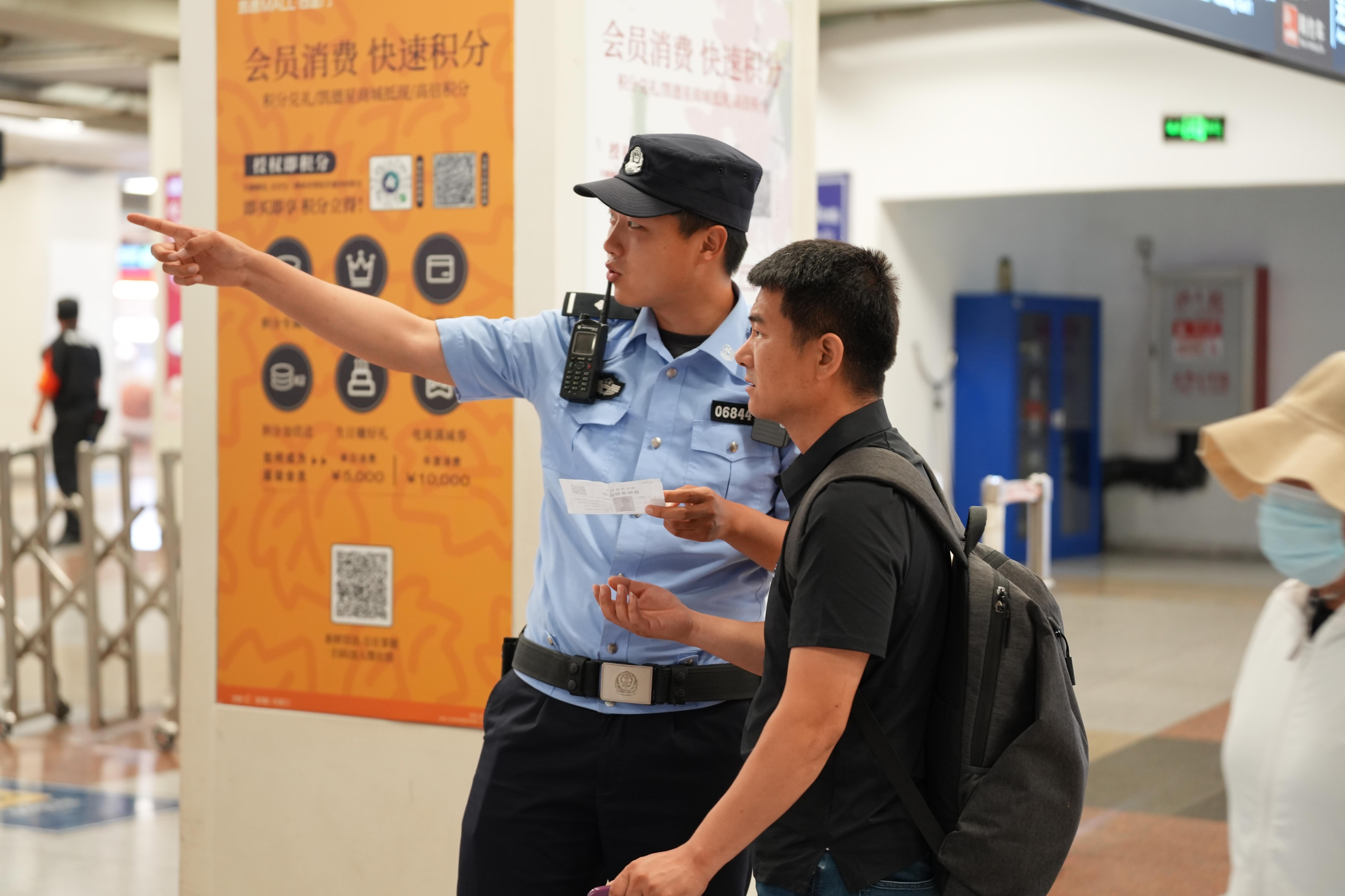 暑运大幕拉开,北京公交警方“警力跟着客流走” 暑运大幕拉开,北京公交警方“警力跟着客流走”