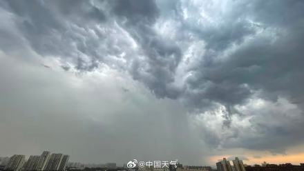 北京空中出现巨幕雨幡 北京空中出现巨幕雨幡