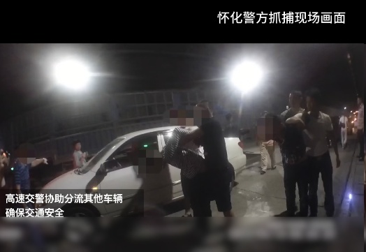 他在市场里摁倒毒贩，却不敢看一眼女儿的眼睛……