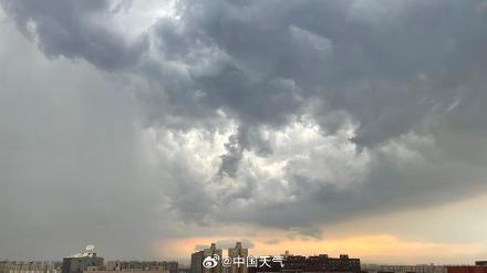 北京空中出现巨幕雨幡 北京空中出现巨幕雨幡