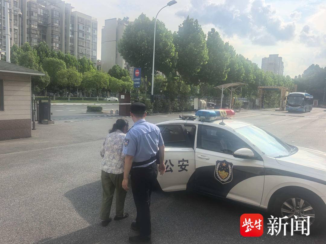 迷路老人误入公交场站!公交民警合力守护 迷路老人误入公交场站!公交民警合力守护