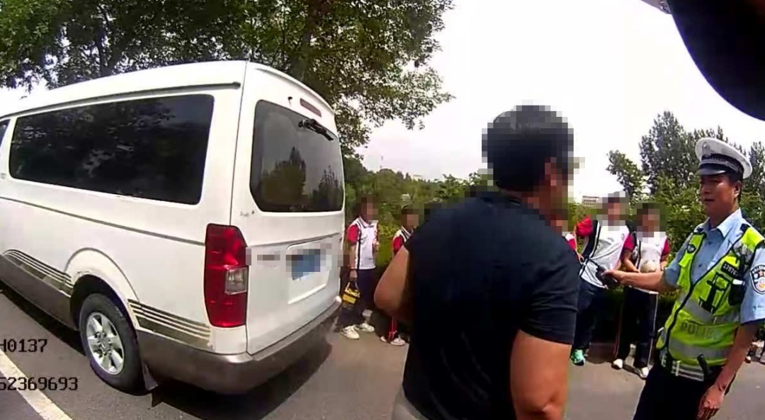 9座车塞进17人，乘员均为学生！李某某已被刑事拘留