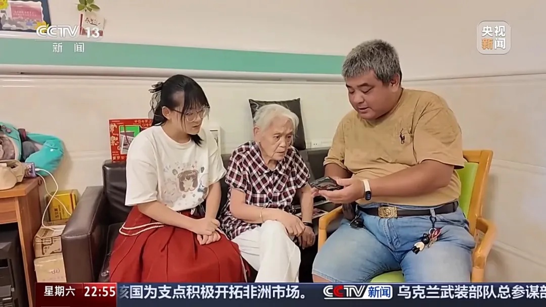 88岁老人添加1200个企微账号,近一年被拉1900多个群,有77万条未读消息,微信回应 88岁老人添加1200个企微账号,近一年被拉1900多个群,有77万条未读消息,微信回应