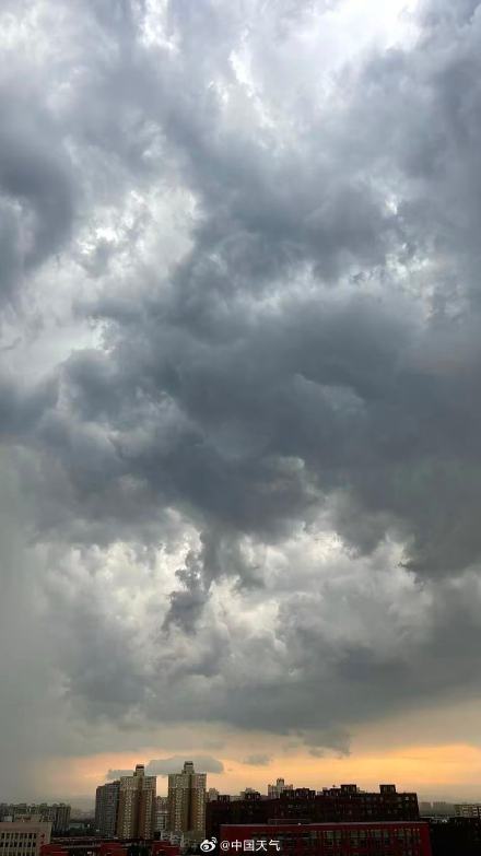 北京空中出现巨幕雨幡 北京空中出现巨幕雨幡