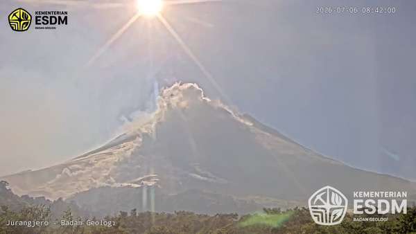 印尼默拉皮火山喷发 火山碎屑流滑行约2000米 印尼默拉皮火山喷发 火山碎屑流滑行约2000米