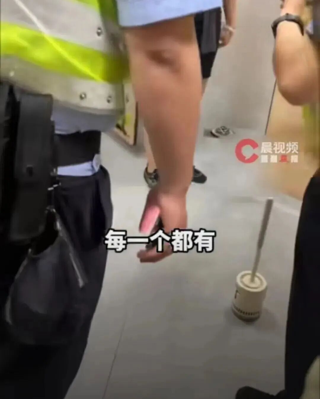 1男1女在公共卫生间偷藏摄像头!当事人通过手机闪光灯发现,成都警方通报 1男1女在公共卫生间偷藏摄像头!当事人通过手机闪光灯发现,成都警方通报