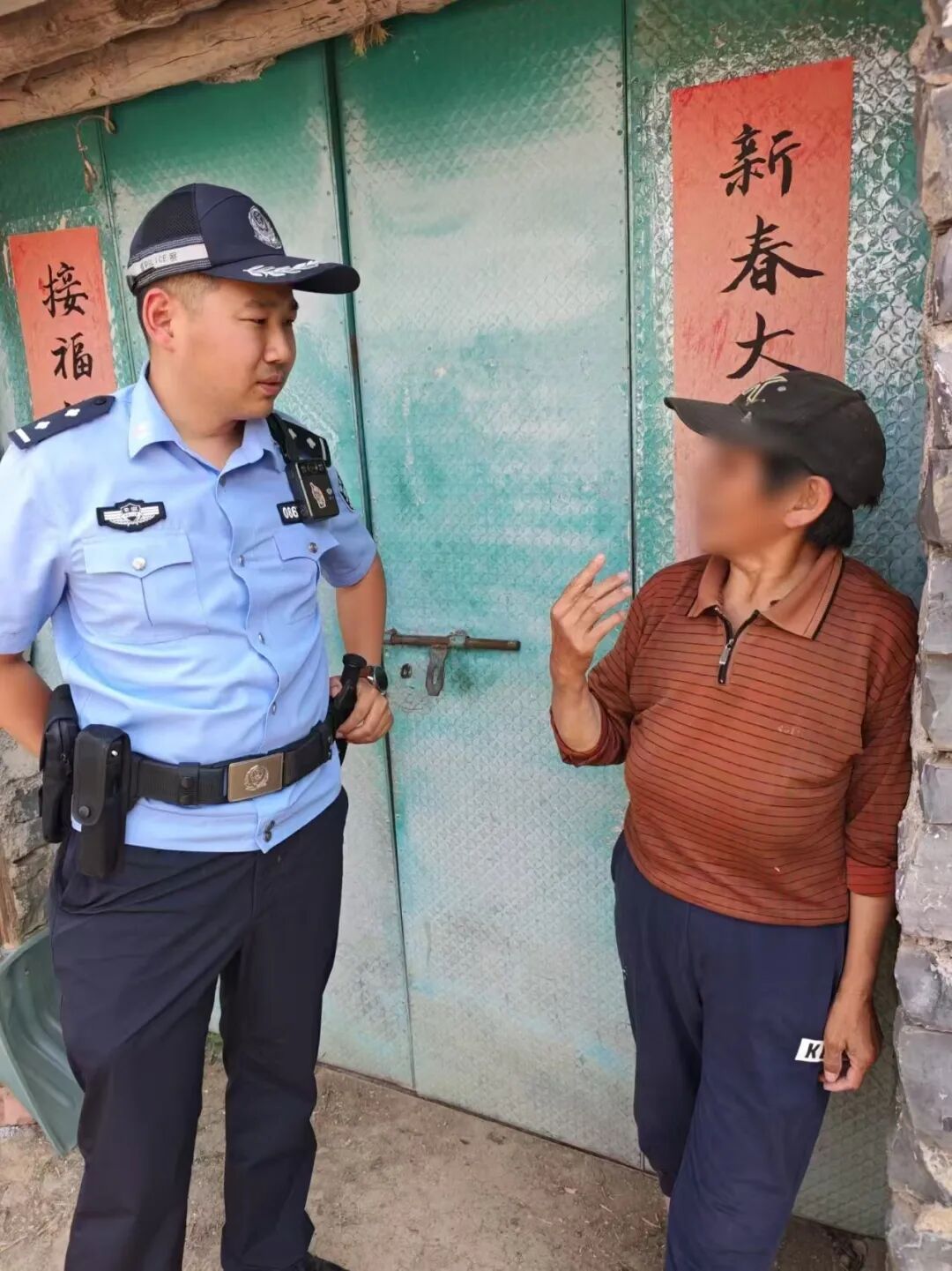 民警为救群众坠入深沟、左臂折断！网友：隔屏幕都觉得疼……
