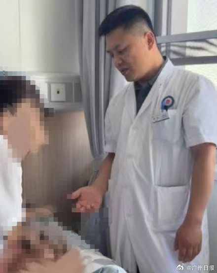 女孩胸部异常膨大查出18cm巨瘤,因青春期羞耻发现乳房肿块后刻意隐瞒 女孩胸部异常膨大查出18cm巨瘤,因青春期羞耻发现乳房肿块后刻意隐瞒