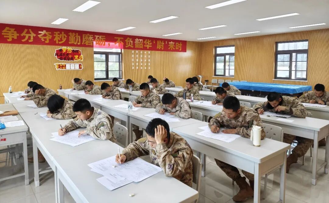 湖南小伙黄以宁，军考703.1分，位列西部战区陆军第一名！