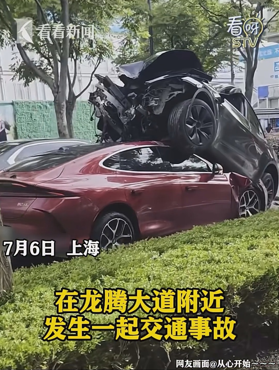 "刀片式超车 "！一SUV180度失控“腾空”骑上轿车，惊险一幕