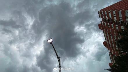 北京空中出现巨幕雨幡 北京空中出现巨幕雨幡