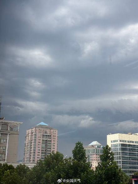 城区多地已乌云压顶!下班早点回家!北京雷雨来了! 城区多地已乌云压顶!下班早点回家!北京雷雨来了!