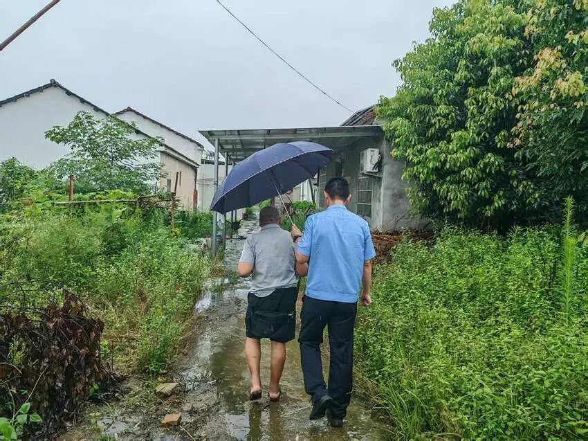 老人雨中迷路 民警"问"出一条回家路 老人雨中迷路 民警"问"出一条回家路