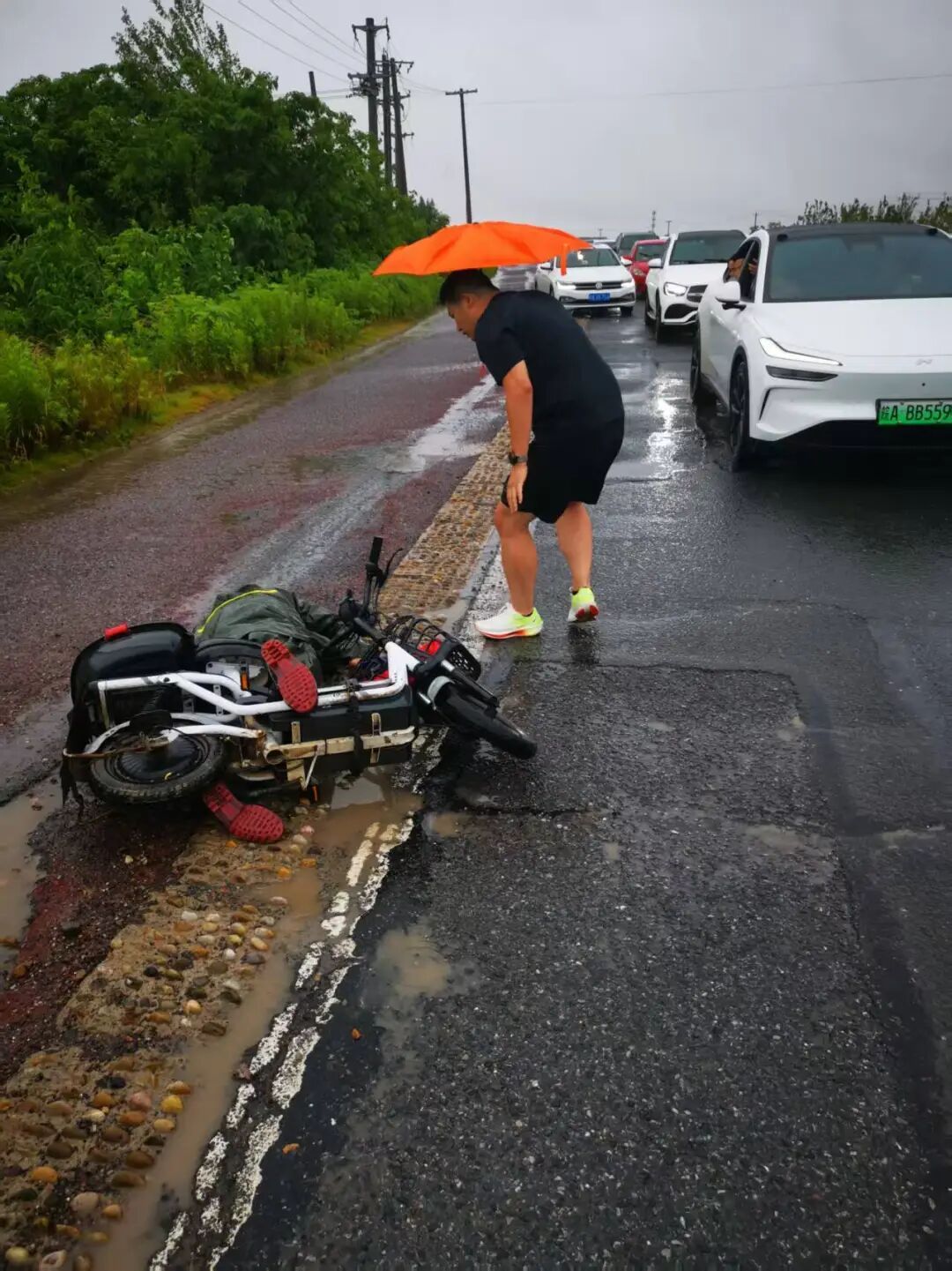 辅警王昕,雨中救人的样子真帅 辅警王昕,雨中救人的样子真帅