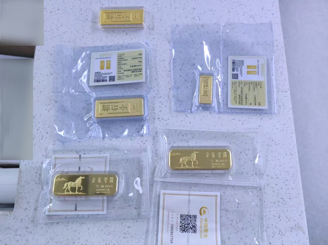 街头抓捕!警方拦截现金25.7万元 320g黄金 街头抓捕!警方拦截现金25.7万元 320g黄金