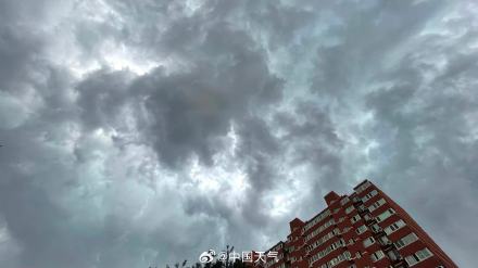 北京空中出现巨幕雨幡 北京空中出现巨幕雨幡