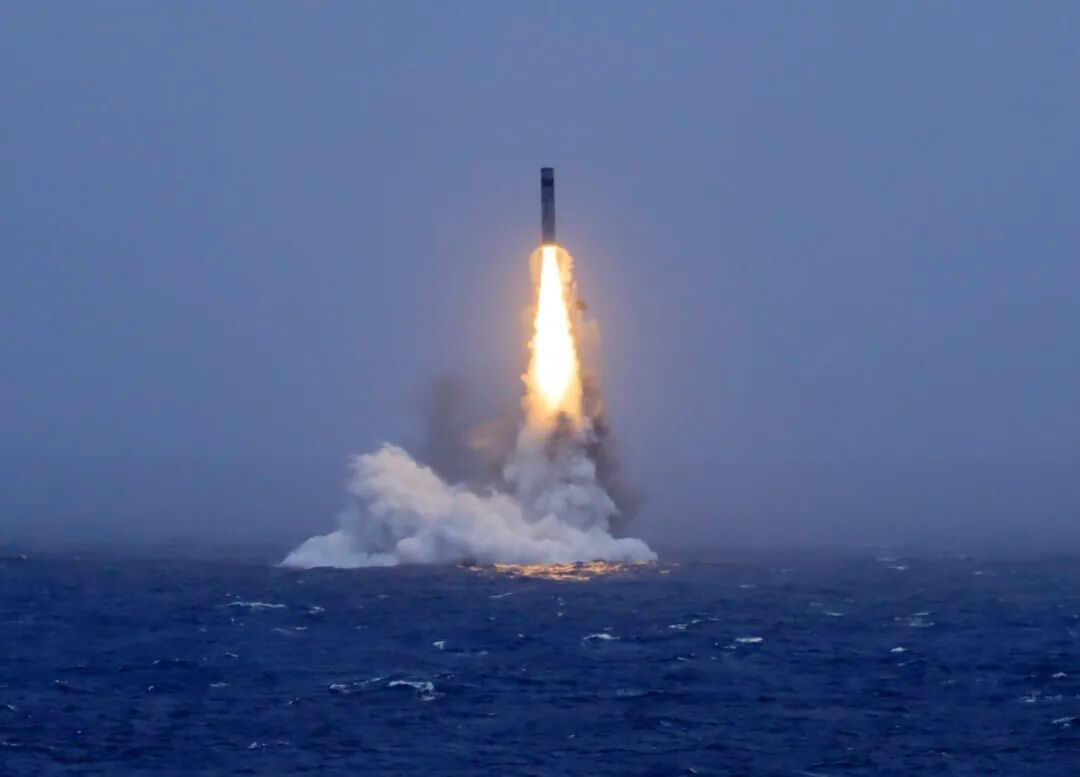 蛟龙出海、利剑破空！潜射战略导弹升空画面公布
