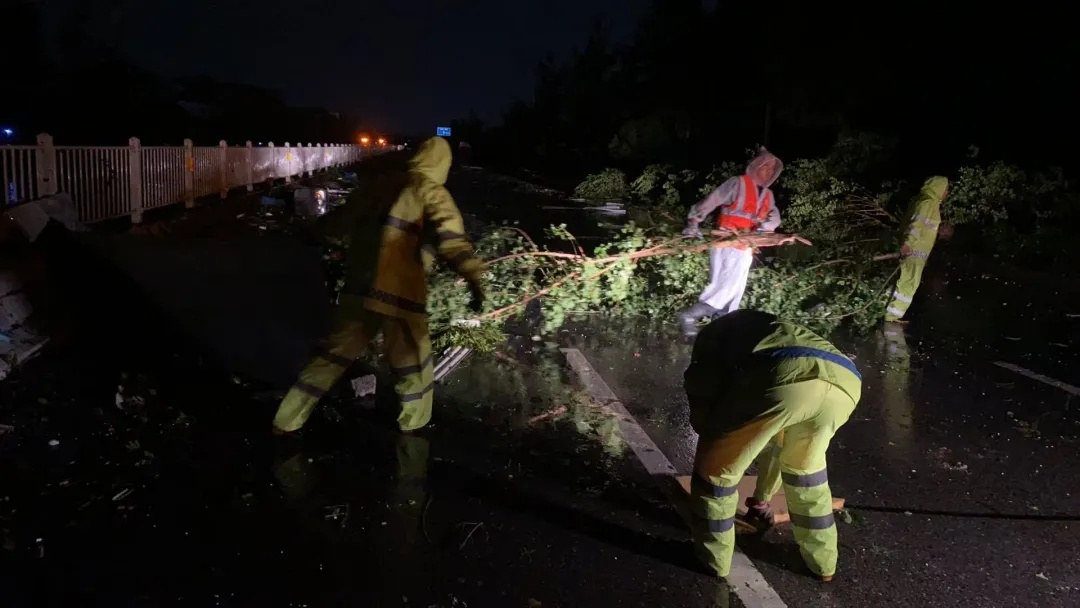 湖北局地出现罕见龙卷风遭重创,当地抢险救援工作已全面展开 湖北局地出现罕见龙卷风遭重创,当地抢险救援工作已全面展开