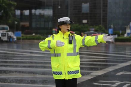 江苏连云港出现道路积水 江苏连云港出现道路积水