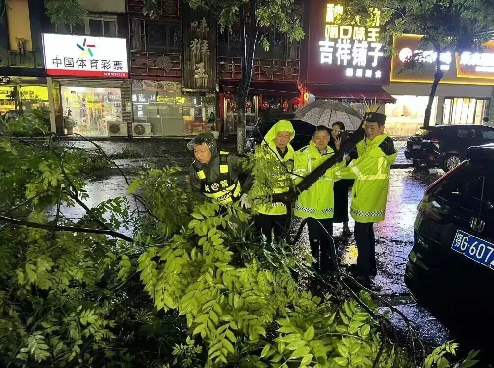 湖北局地出现罕见龙卷风遭重创,当地抢险救援工作已全面展开 湖北局地出现罕见龙卷风遭重创,当地抢险救援工作已全面展开