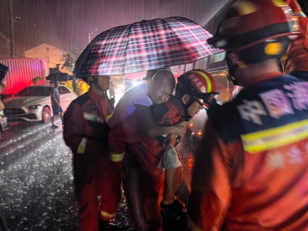强对流天气致灾!湖北消防连夜营救转移群众185人 强对流天气致灾!湖北消防连夜营救转移群众185人