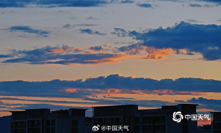 北京雨后晚霞照亮云层