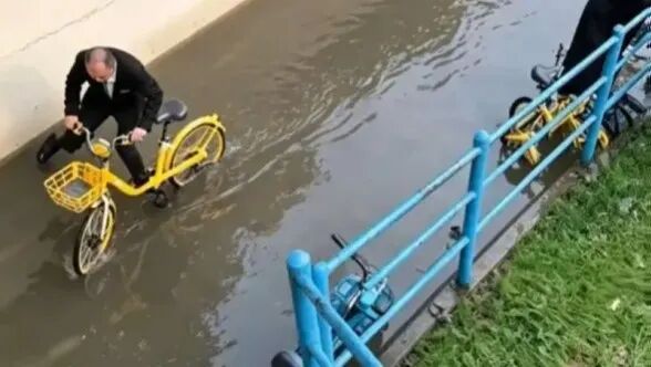 不愧上海速度，服了！“西装爷叔”让路热搜，等来一个谁也没想到的结局！